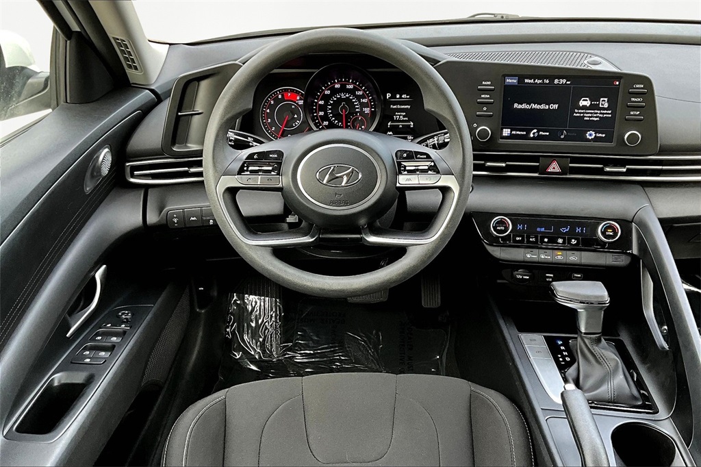 2022 Hyundai Elantra SEL photo 5