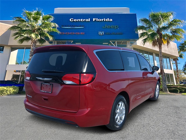 2025 Chrysler Voyager LX photo 4