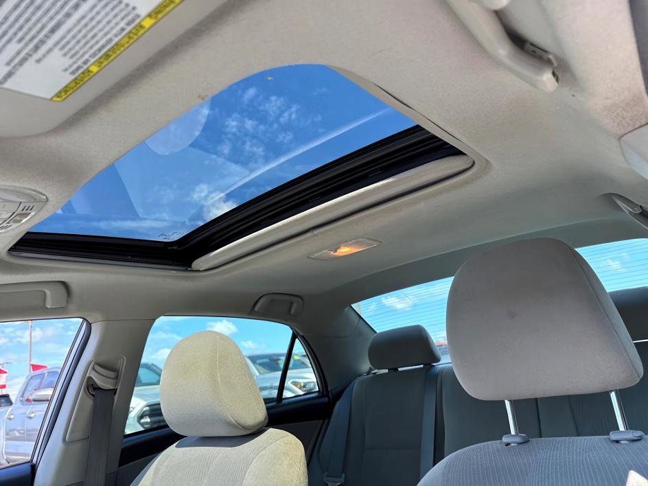 2013 Toyota Corolla LE photo 13