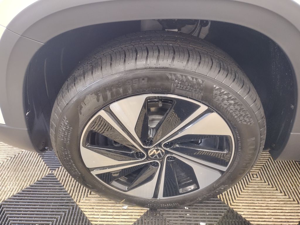 2025 Volkswagen Taos SE photo 2