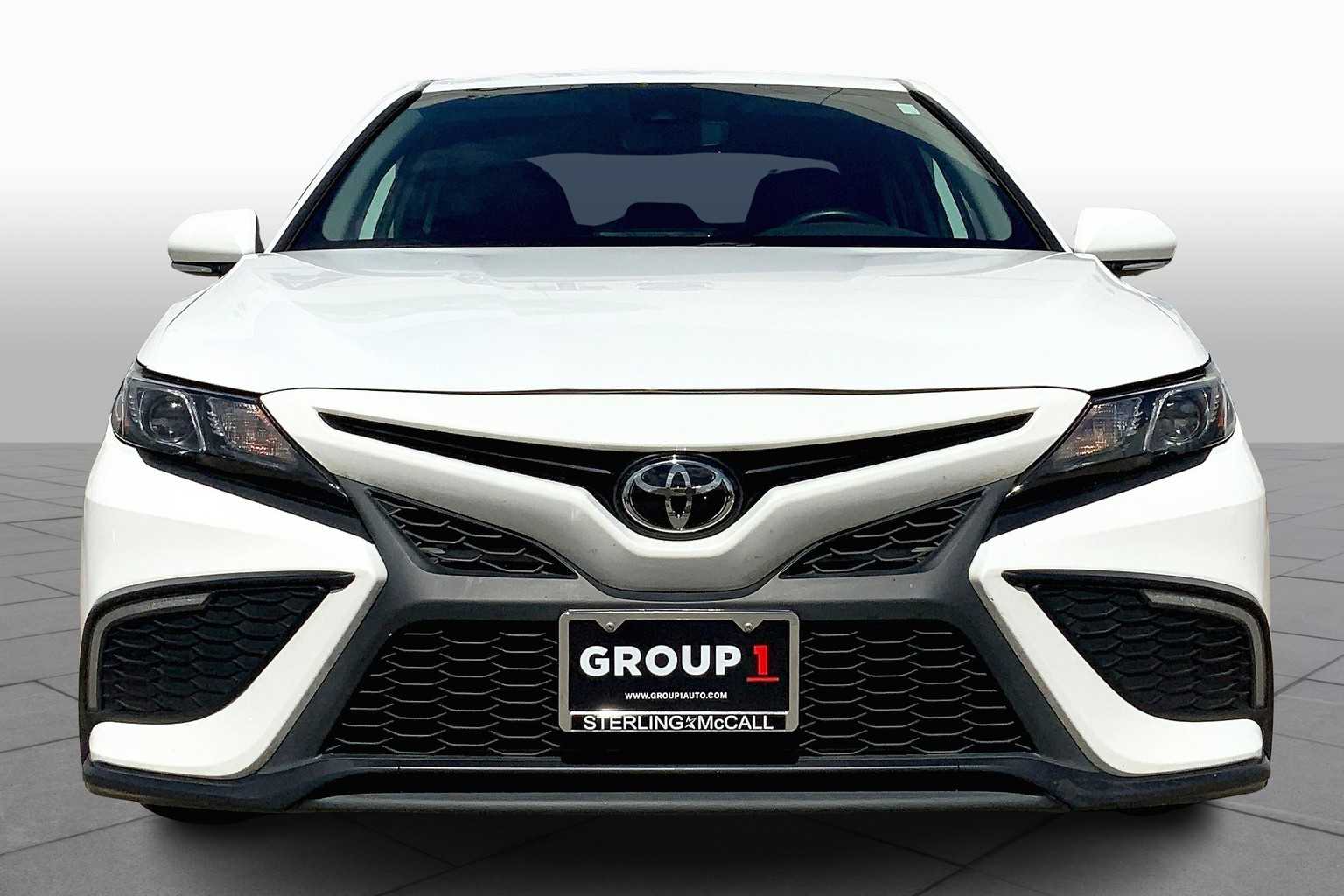 2022 Toyota Camry SE photo 2