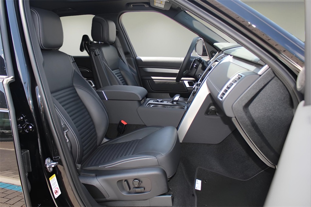 2025 Land Rover Discovery SE photo 14