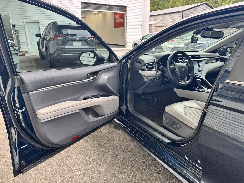 2020 Toyota Camry SE photo 3