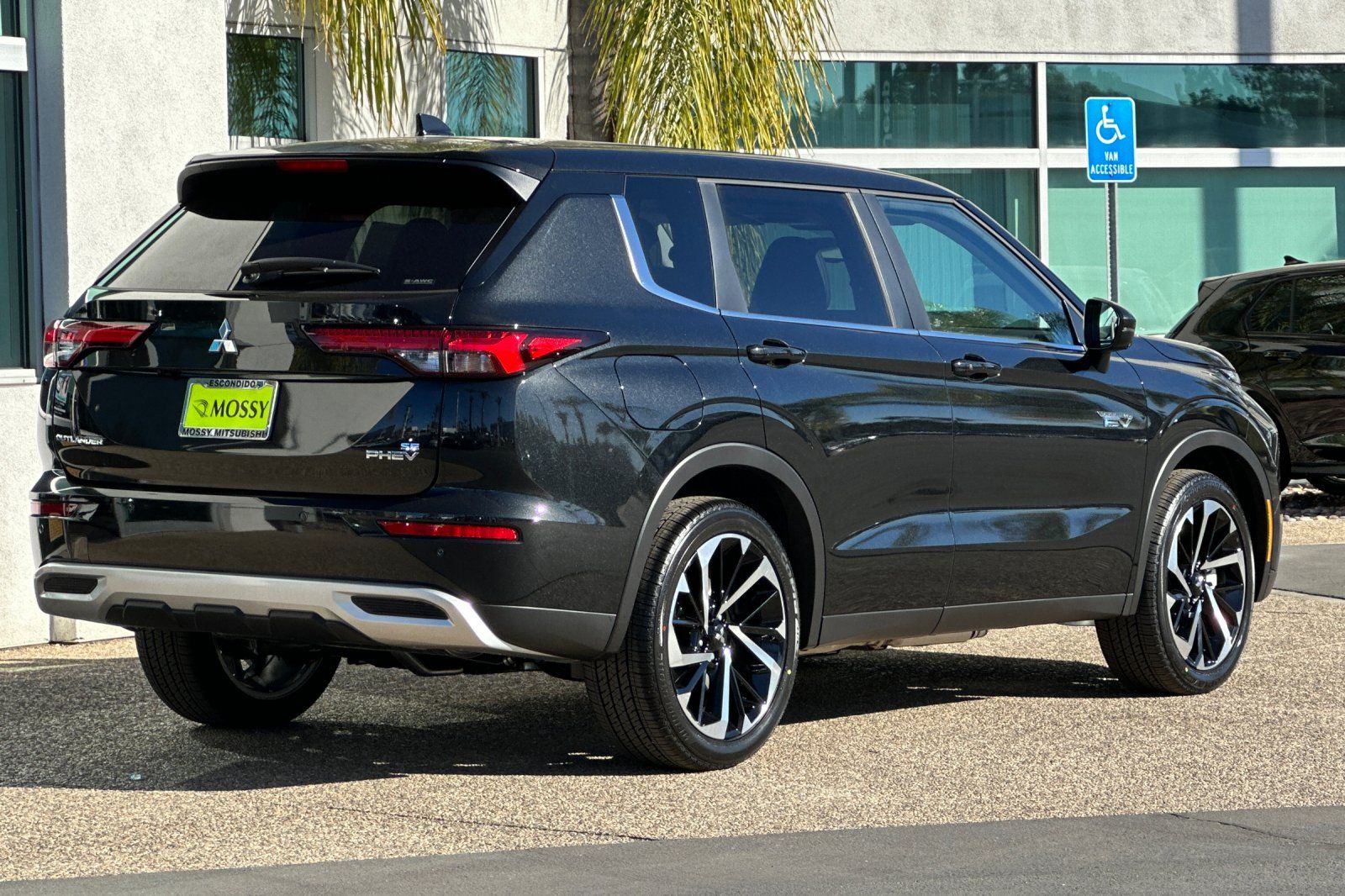 2025 Mitsubishi Outlander PHEV SE photo 4