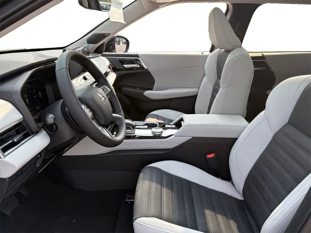 2025 Mitsubishi Outlander SE photo 3