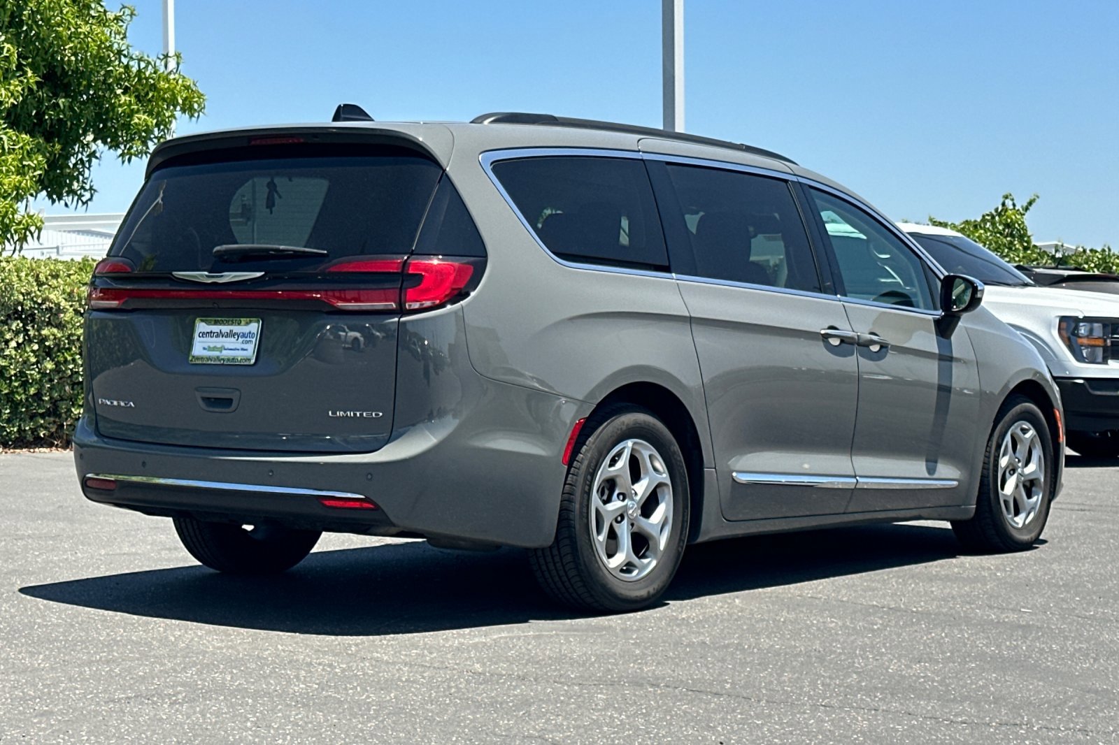 2023 Chrysler Pacifica Limited photo 4
