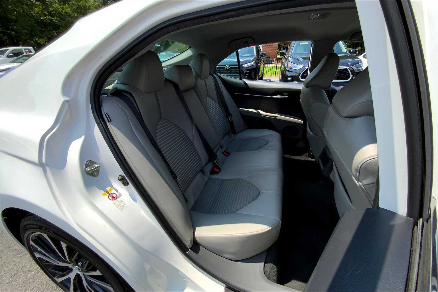 2019 Toyota Camry SE photo 16
