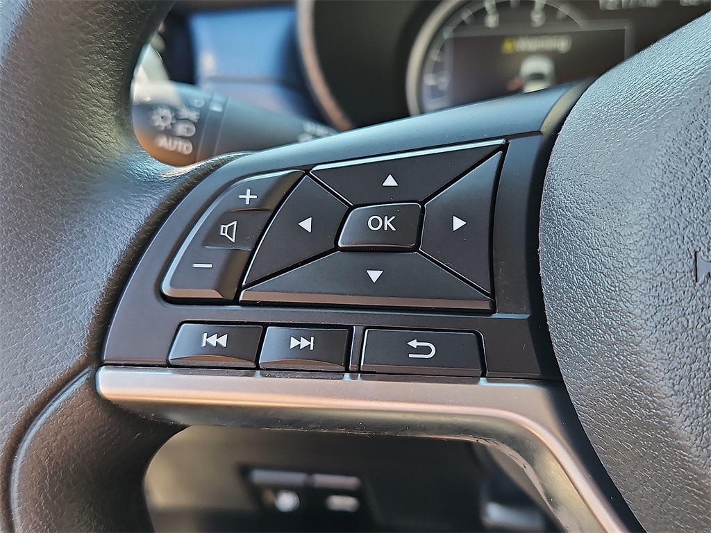 2025 Nissan Versa 1.6 SV photo 16
