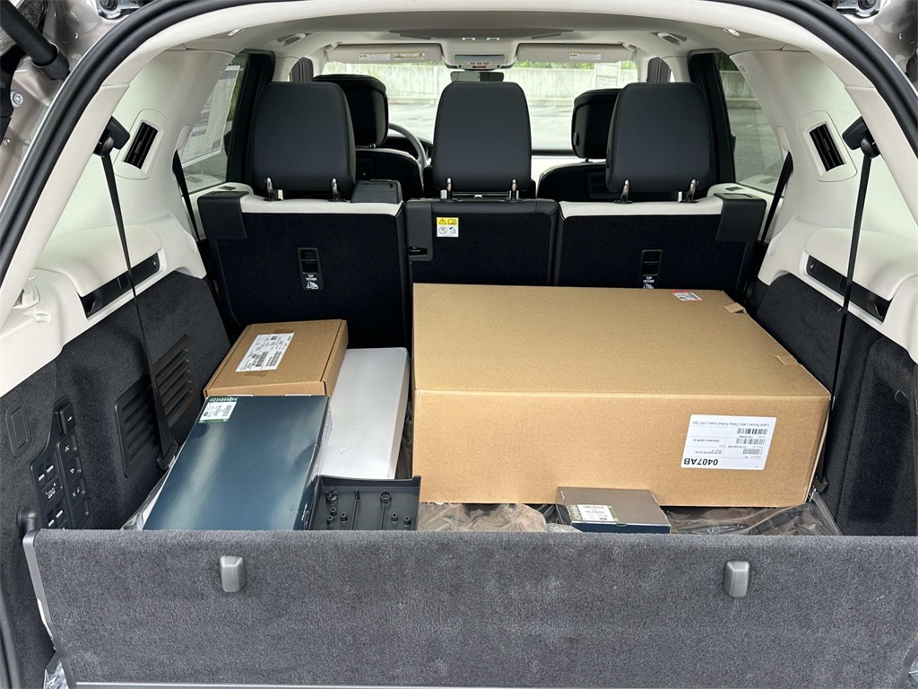 2025 Land Rover Discovery Metropolitan Edition photo 11