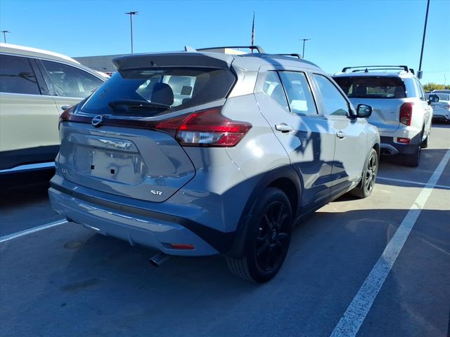 2022 Nissan Kicks SR photo 2