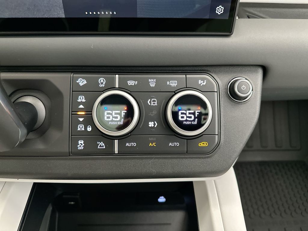 2025 Land Rover Defender 110 S photo 10