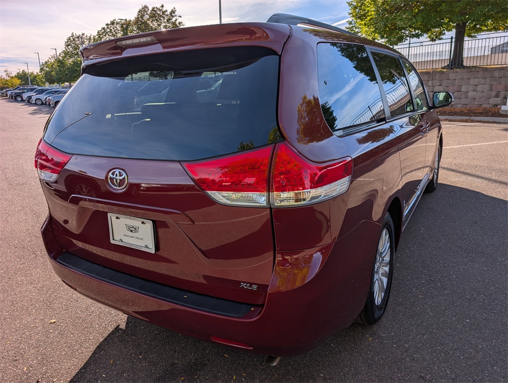 2014 Toyota Sienna XLE photo 5
