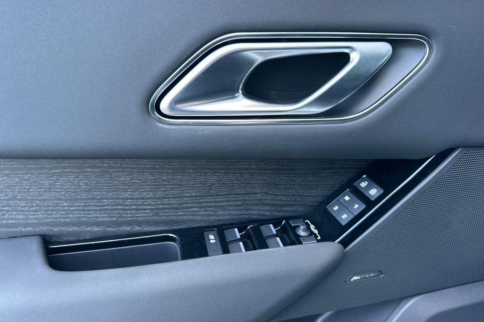 2025 Land Rover Range Rover Velar SE photo 10
