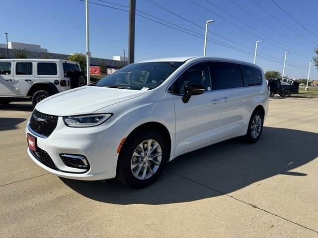 2026 Chrysler Pacifica photo 3
