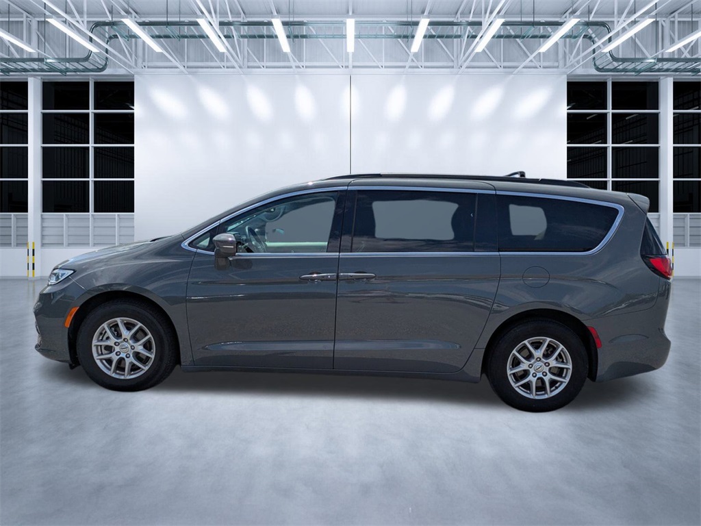 2022 Chrysler Pacifica Touring L photo 2