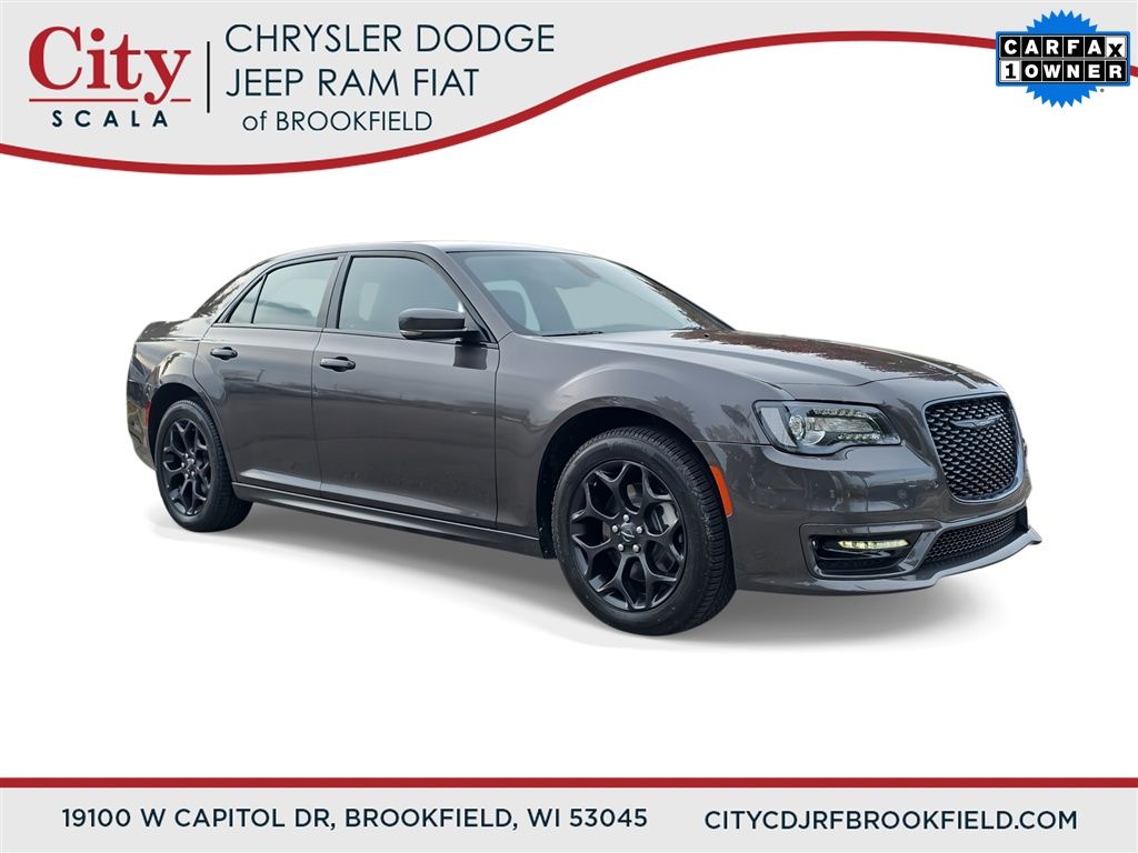 2021 Chrysler 300 Touring's photo