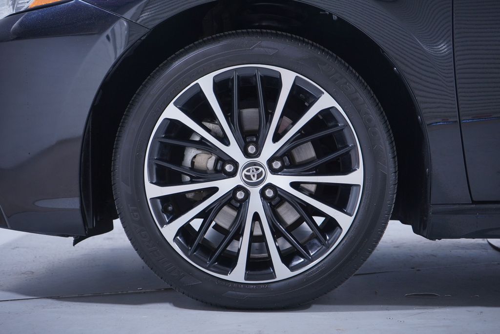 2020 Toyota Camry SE photo 2