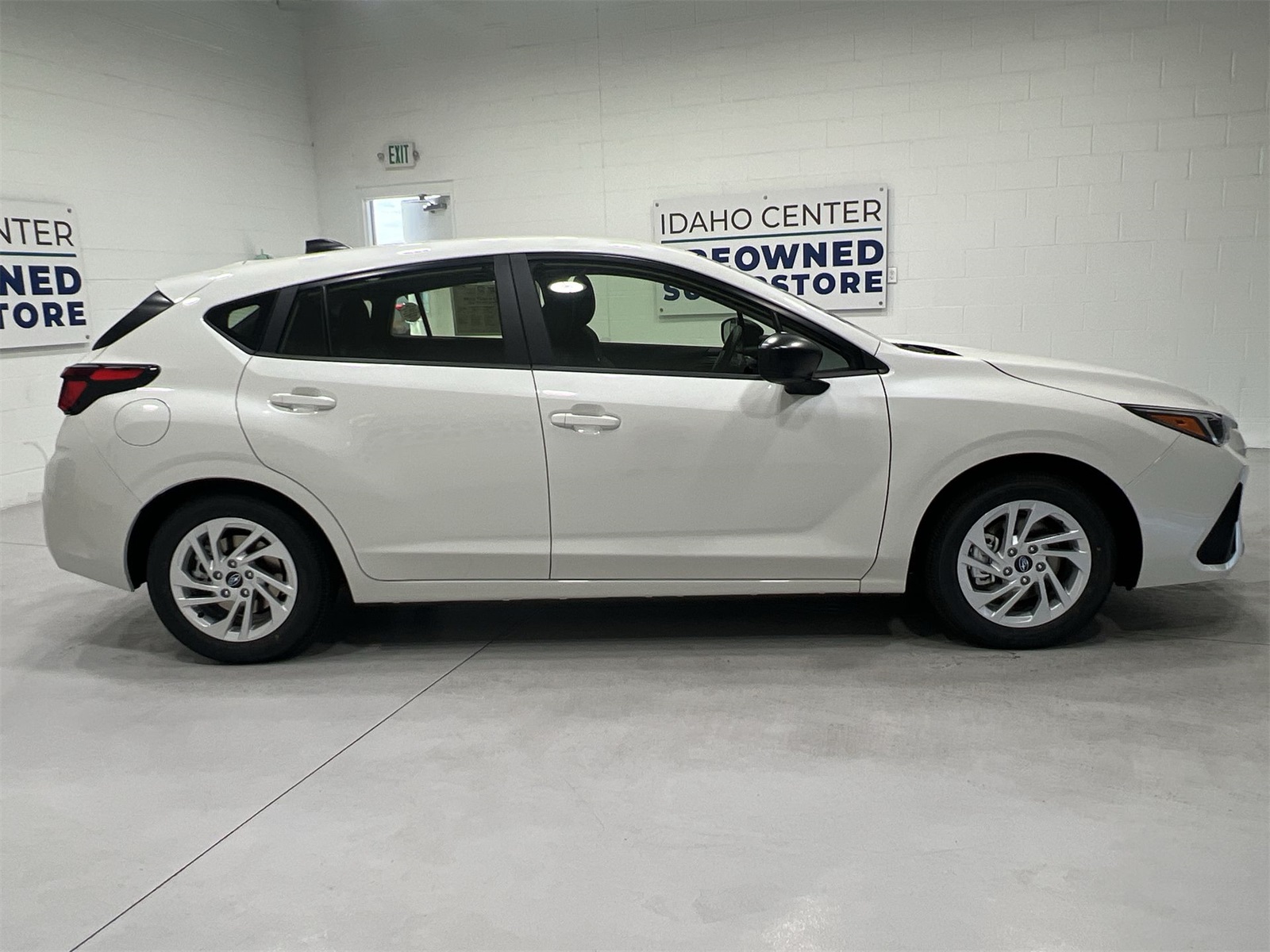 2025 Subaru Impreza Base photo 8