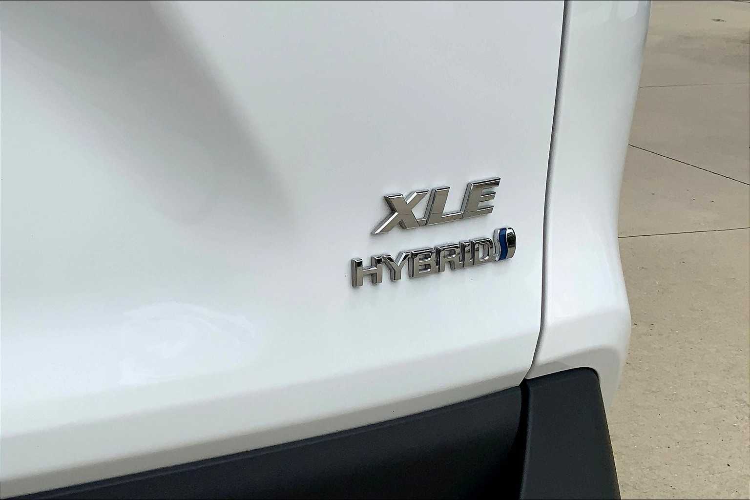 2024 Toyota RAV4 XLE photo 8