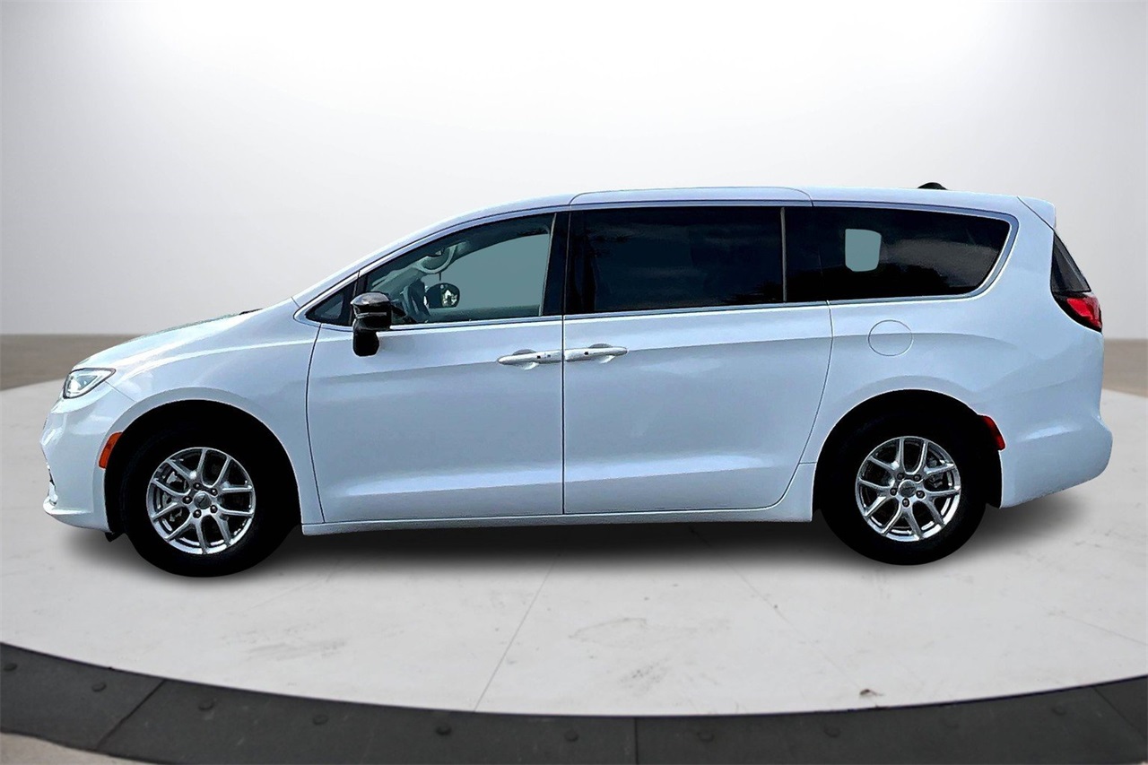 2024 Chrysler Pacifica Touring L photo 5