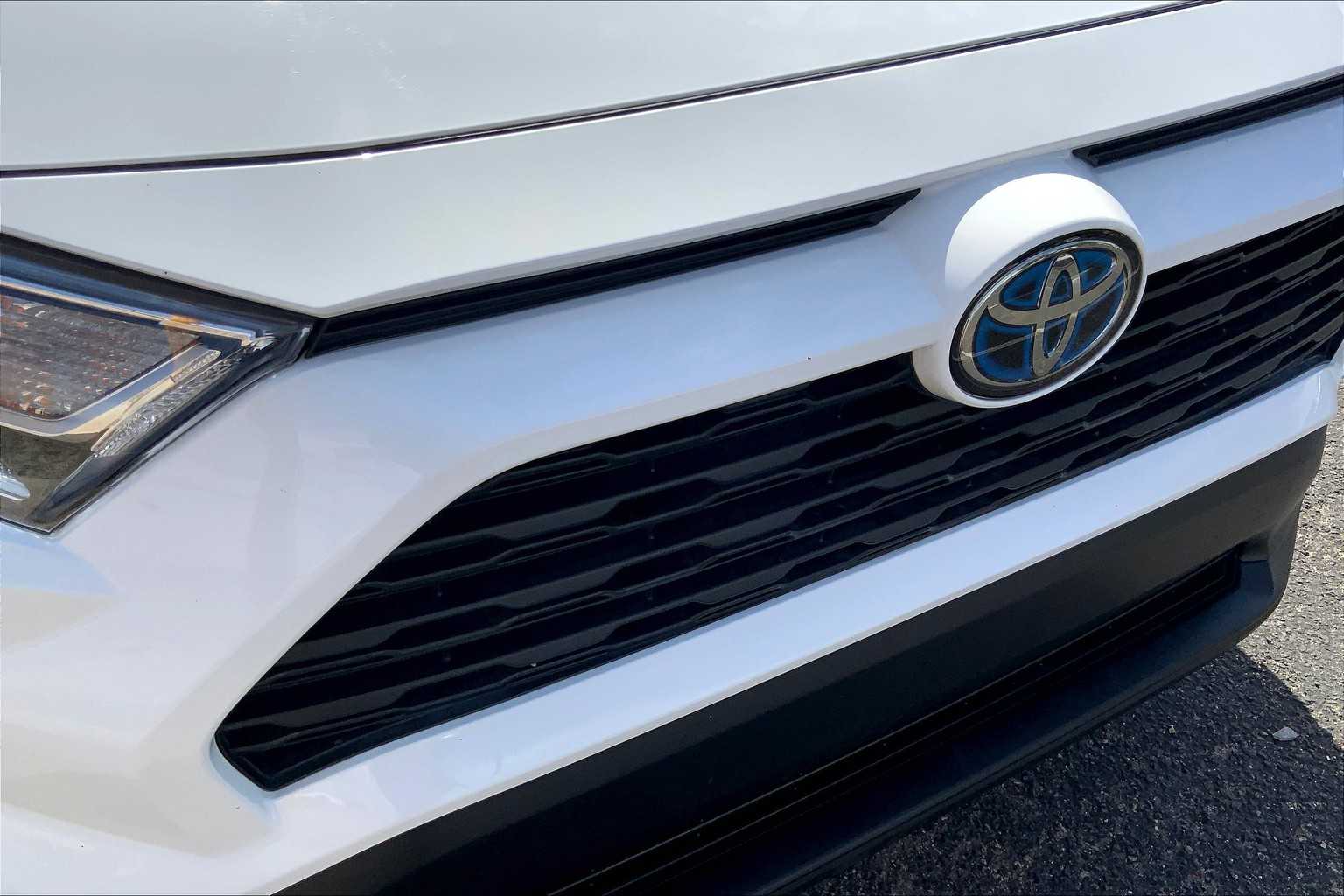 2021 Toyota RAV4 Hybrid XLE photo 26