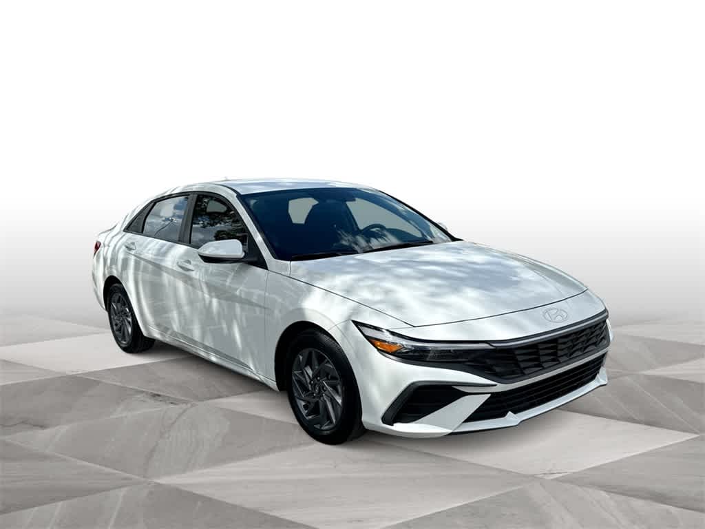 2024 Hyundai Elantra SEL photo 2