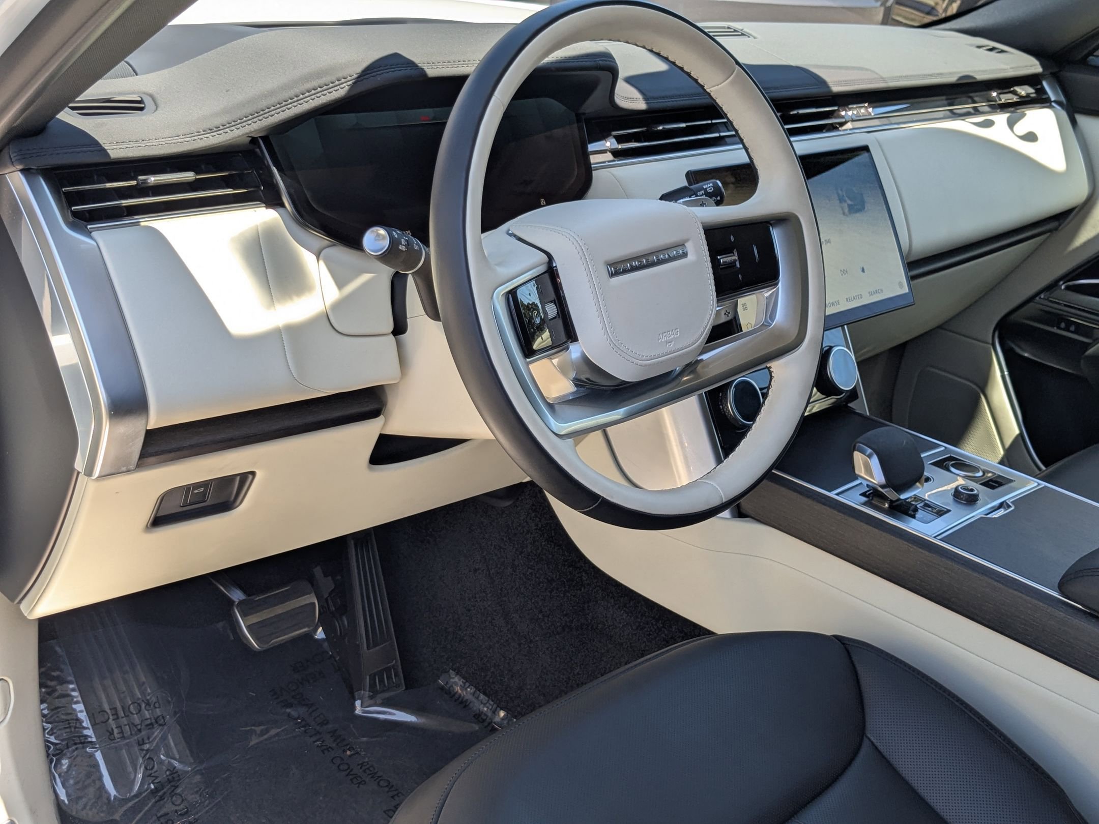 2023 Land Rover Range Rover SE photo 10