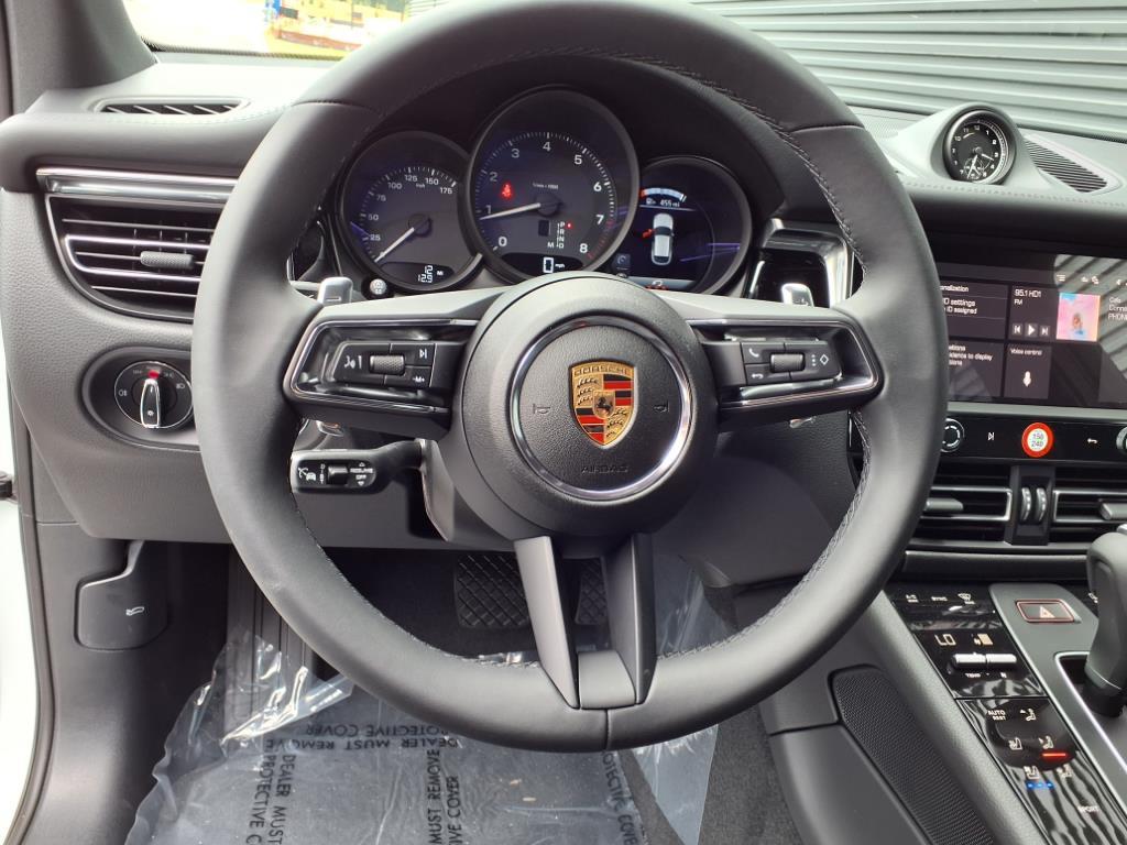 2025 Porsche Macan T photo 4