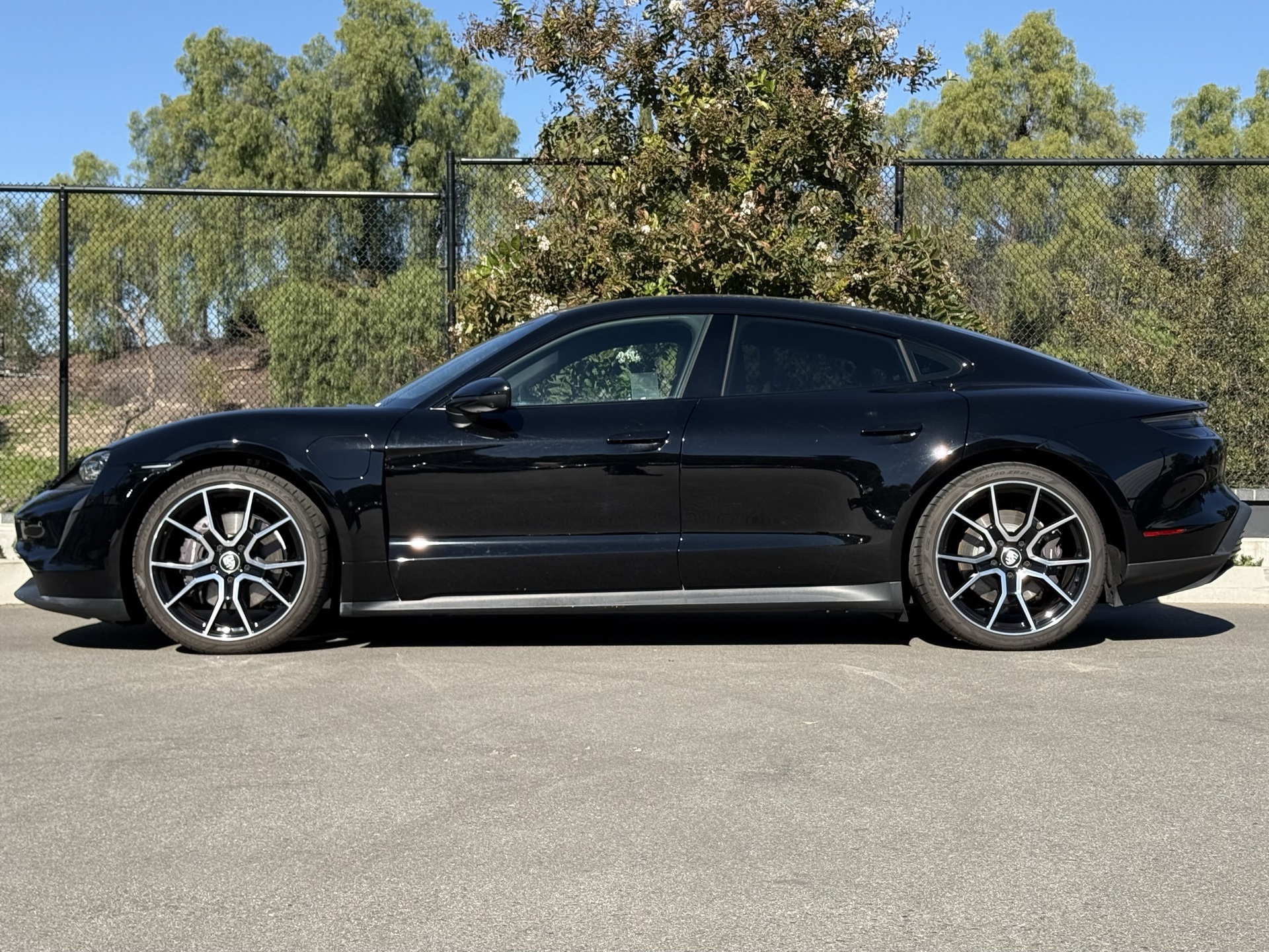 2023 Porsche Taycan photo 2