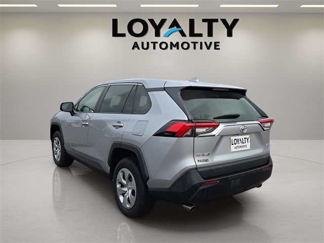 2022 Toyota RAV4 LE photo 2