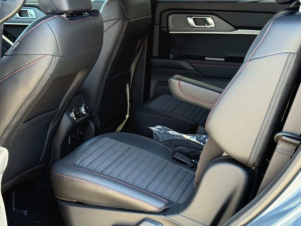 2025 Ford Explorer ST-Line photo 6