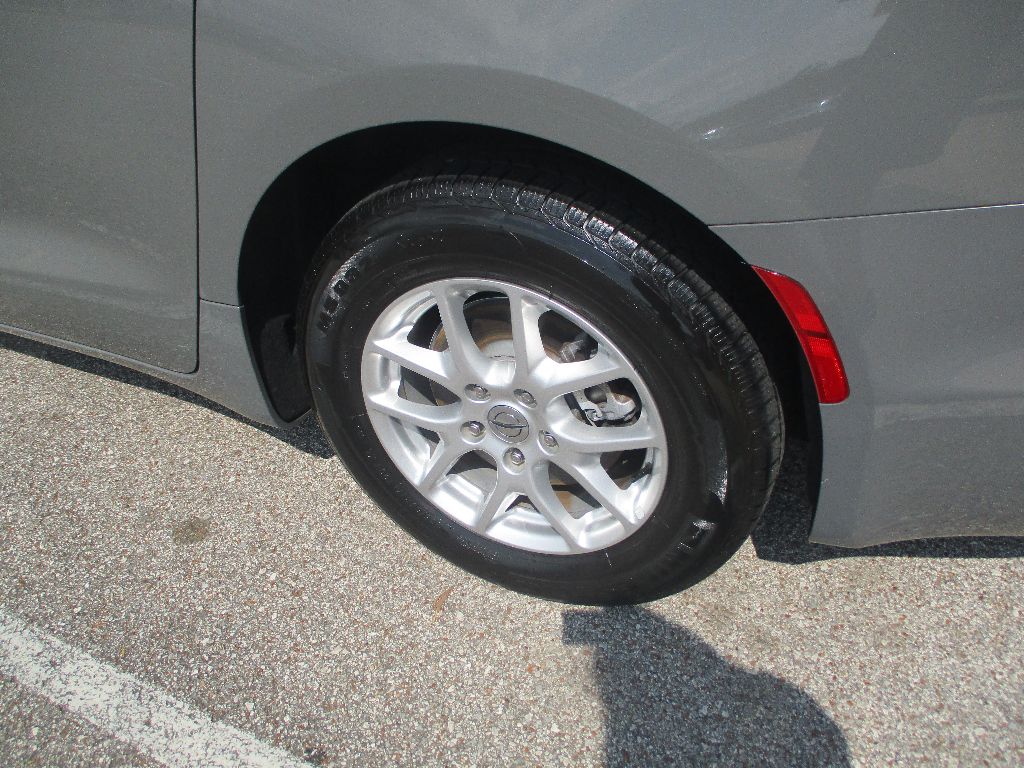 2022 Chrysler Pacifica Touring L photo 22