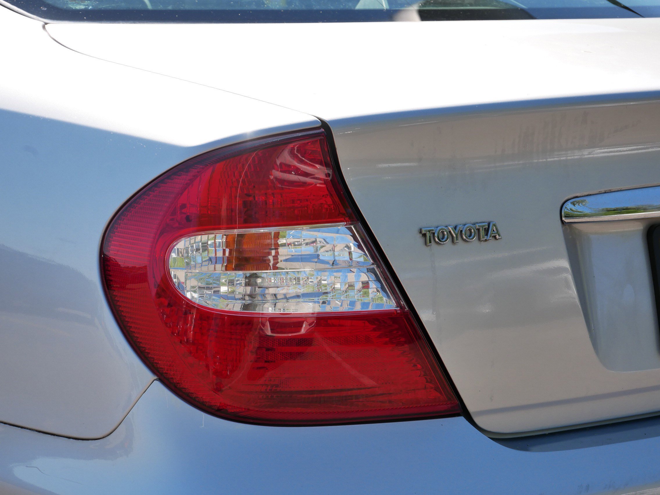 2004 Toyota Camry LE photo 16