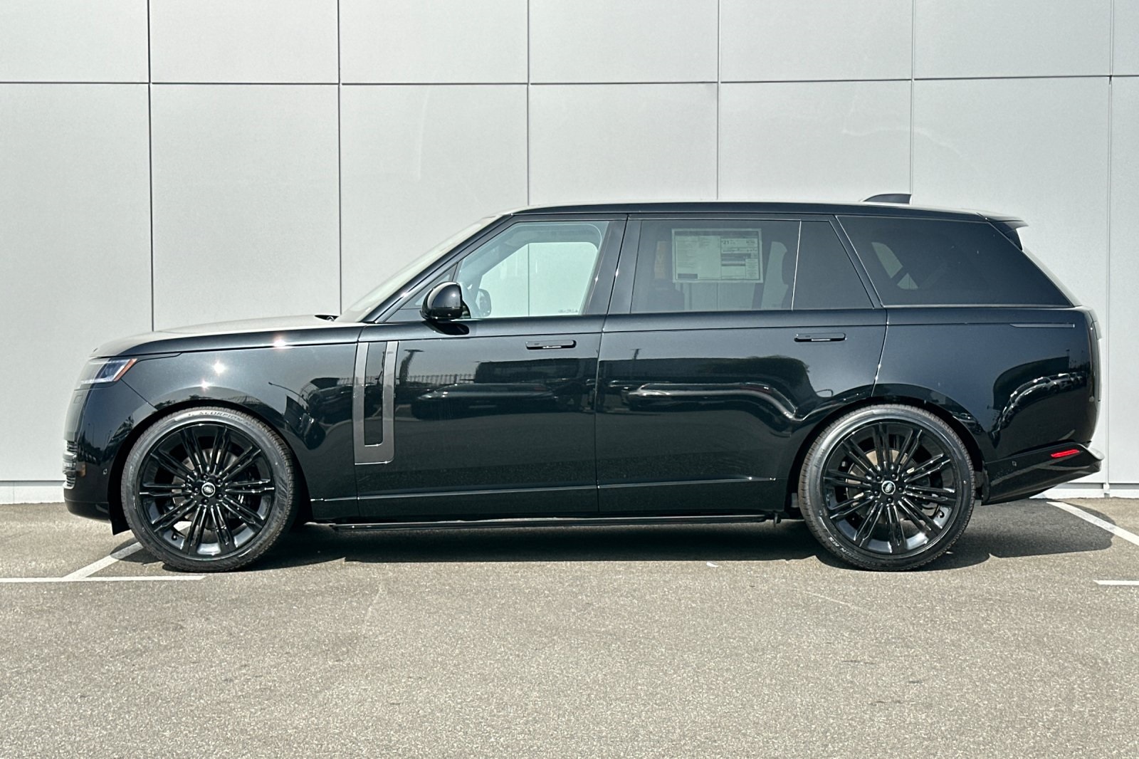 2025 Land Rover Range Rover SE photo 2
