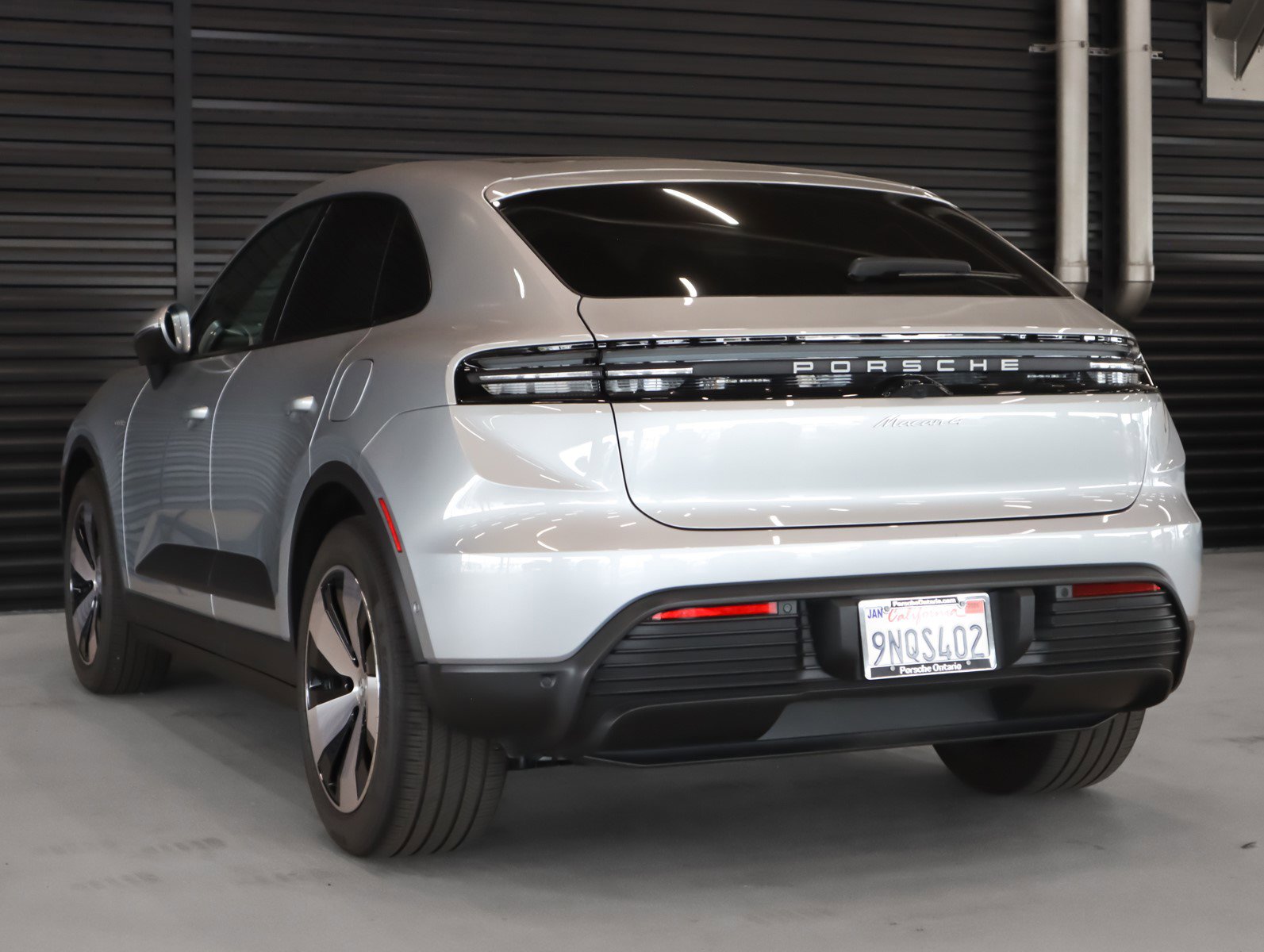2025 Porsche Macan Electric 4 photo 3