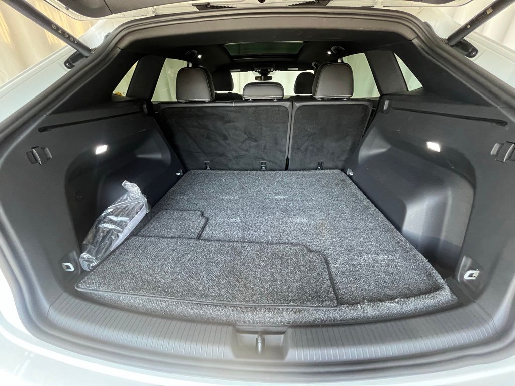 2025 Volkswagen Atlas Cross Sport SEL R-Line photo 25