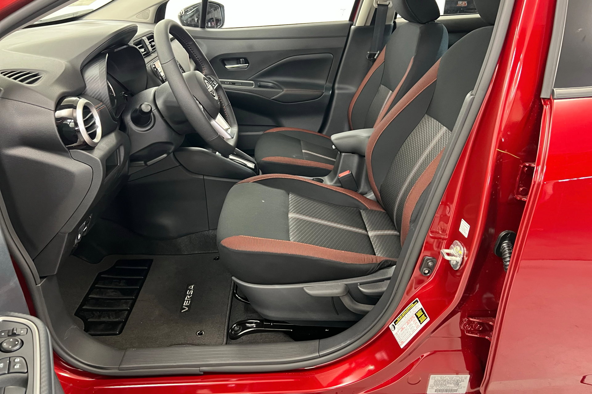 2025 Nissan Versa SR photo 17