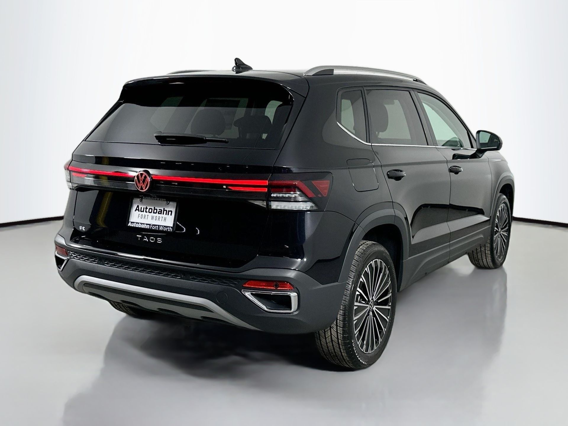 2025 Volkswagen Taos SE photo 4