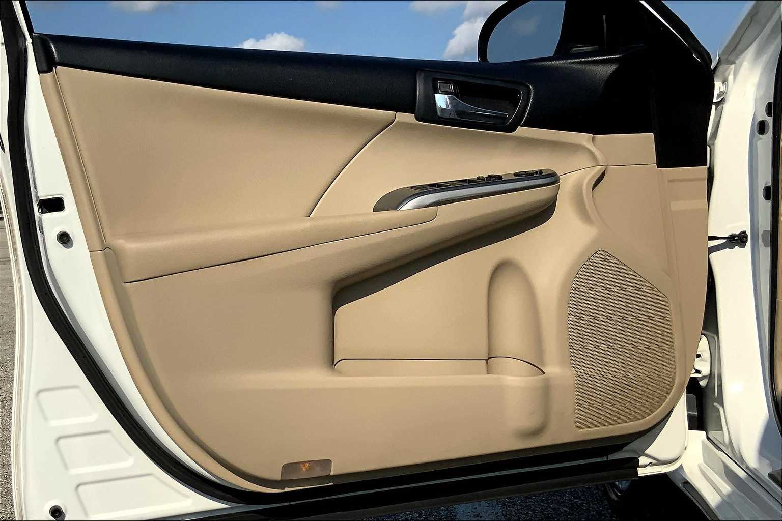 2014 Toyota Camry Hybrid XLE photo 19