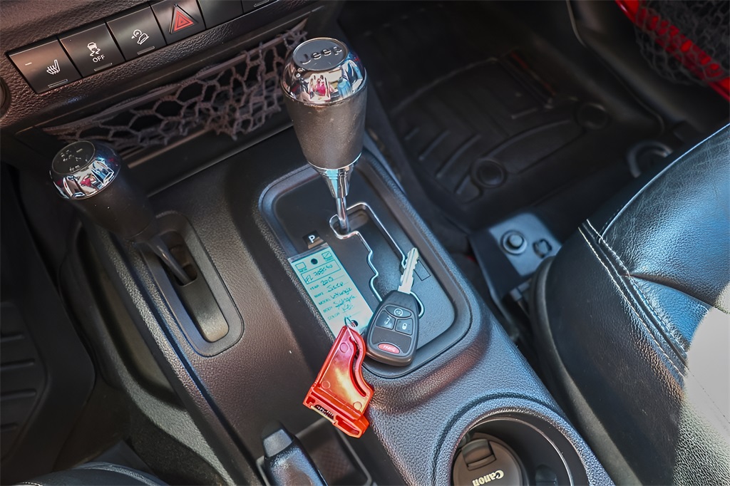 2015 Jeep Wrangler Unlimited Sahara photo 21