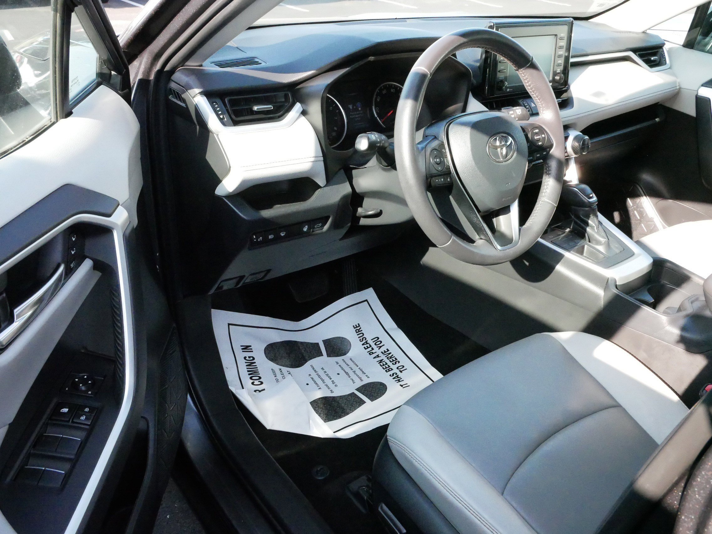 2020 Toyota RAV4 XLE Premium photo 4