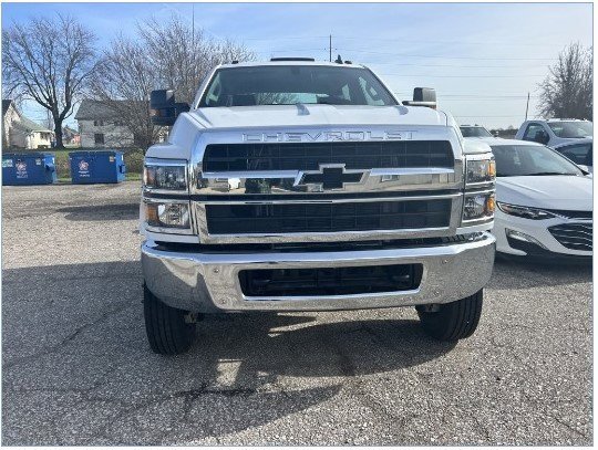 2024 Chevrolet Silverado 5500HD LT photo 2