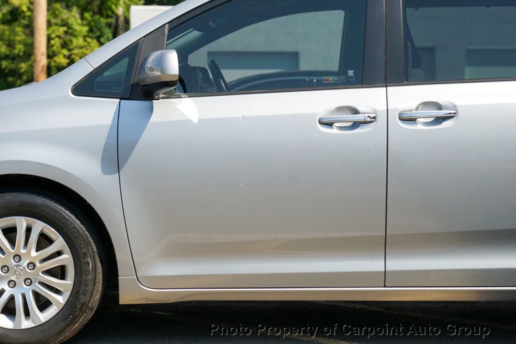 2015 Toyota Sienna XLE photo 2