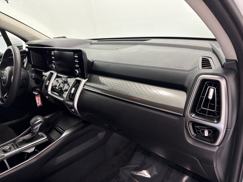 2022 Kia Sorento LX photo 16