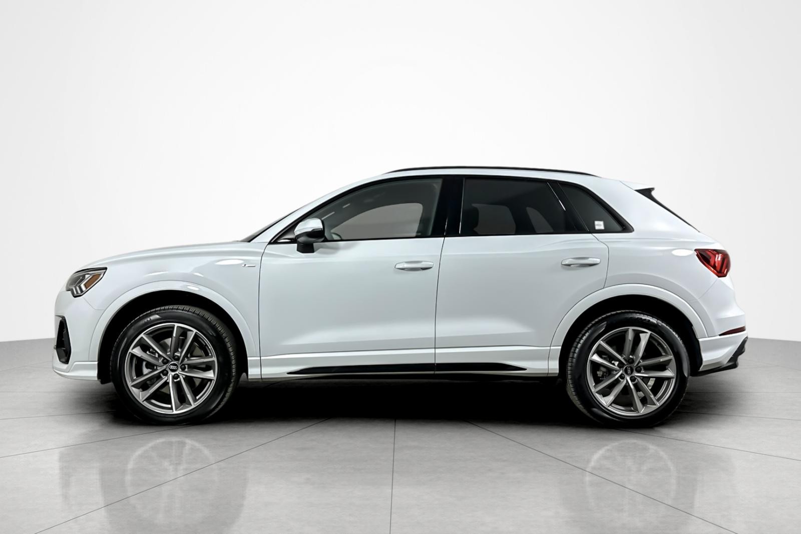 2025 Audi Q3 S line Premium 45 TFSI photo 2