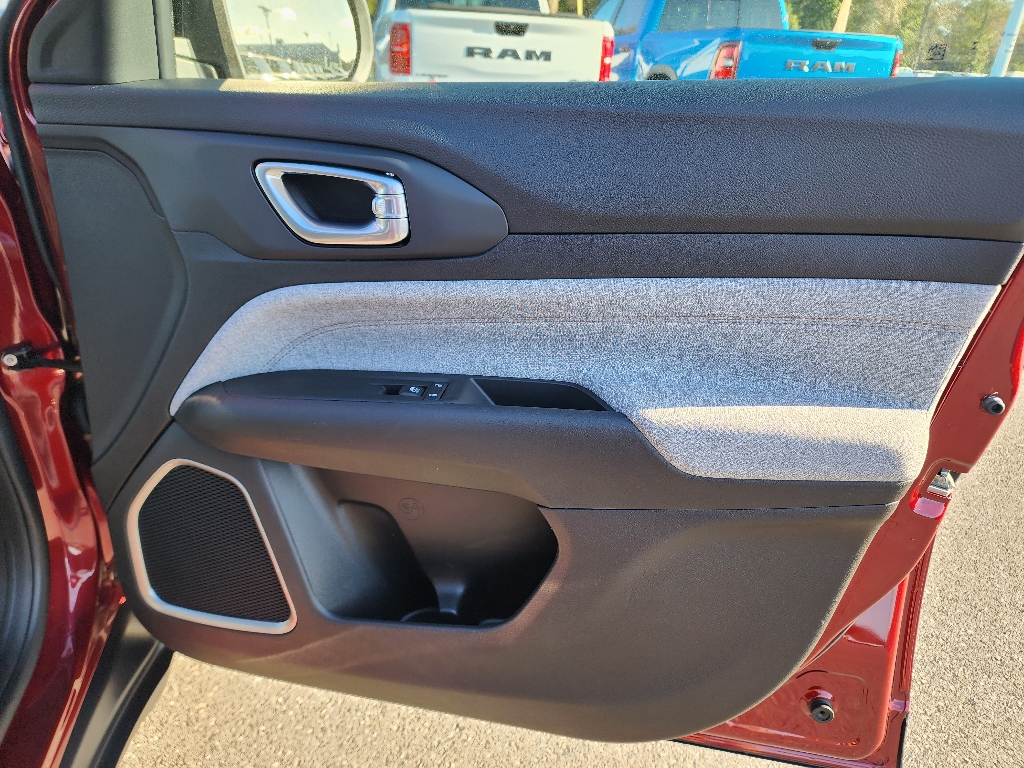 2022 Jeep Compass Latitude Lux photo 16