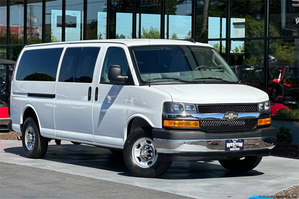 2024 Chevrolet Express Passenger LT's photo