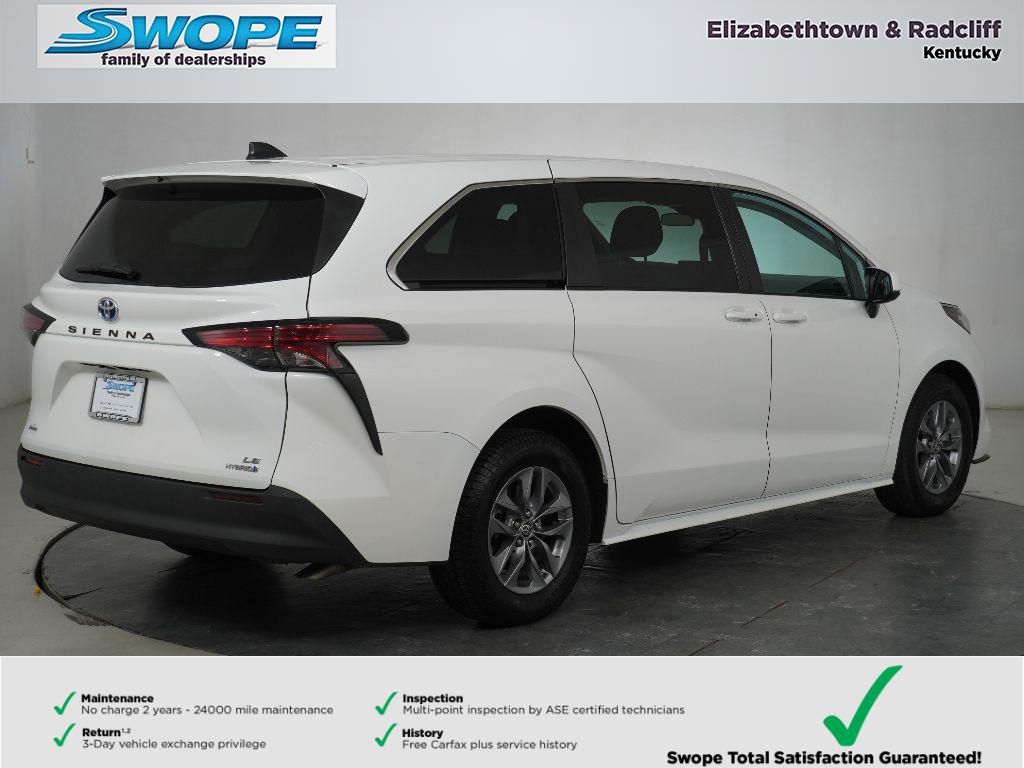 2022 Toyota Sienna LE photo 2