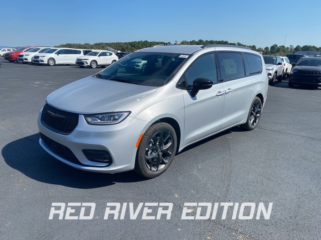 2026 Chrysler Pacifica Select's photo