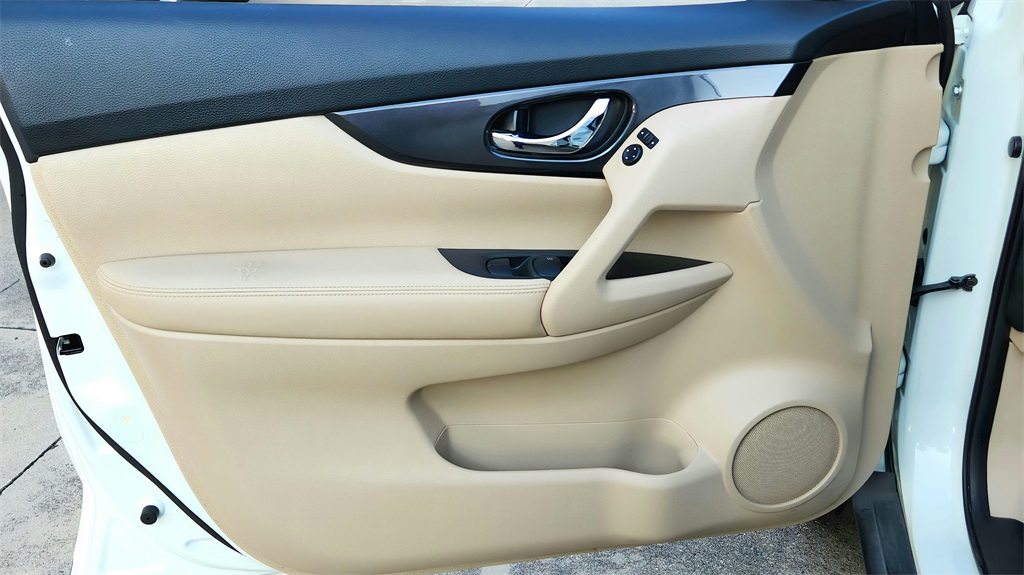 2017 Nissan Rogue SV photo 25